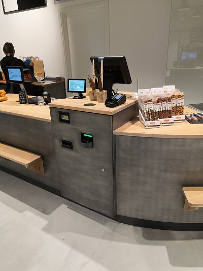 Automat in Theke integriert